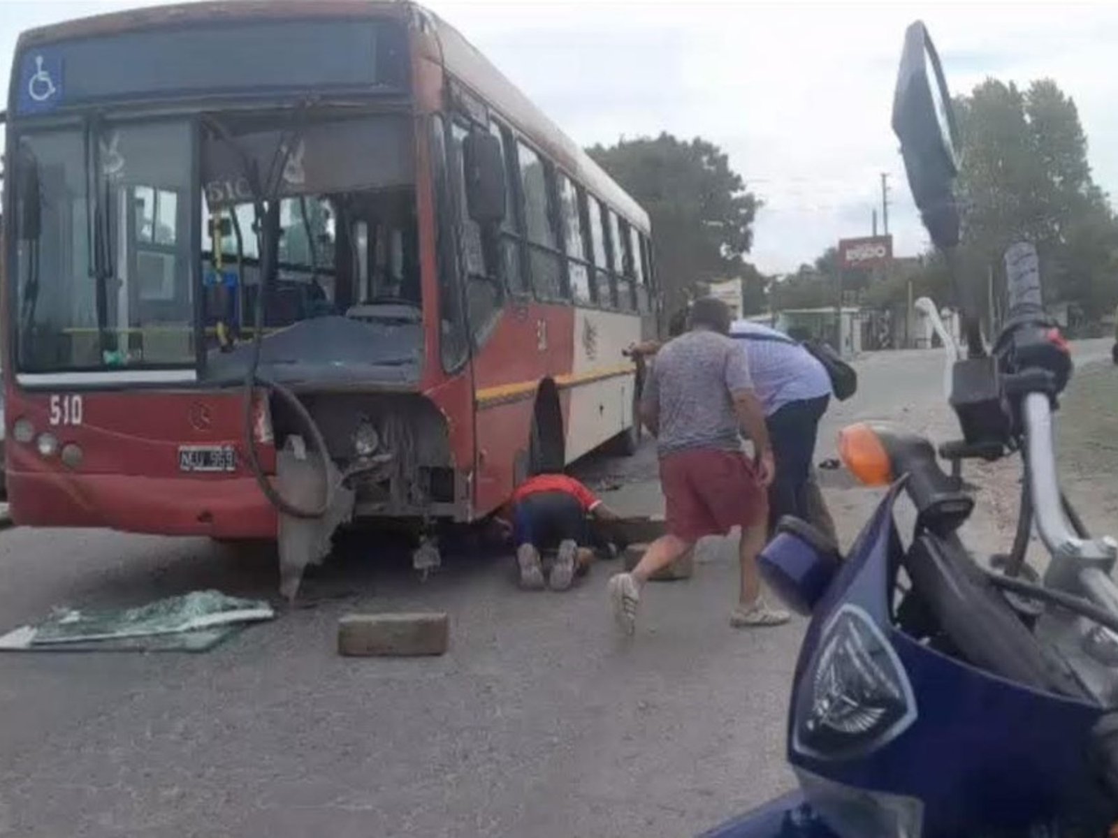 Iban en moto con un bebé de tres meses y chocaron con un colectivo: murieron los tres
