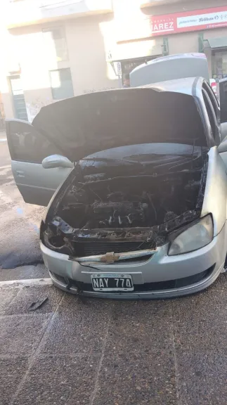 Incendio vehicular con presunto origen intencional en barrio Centro