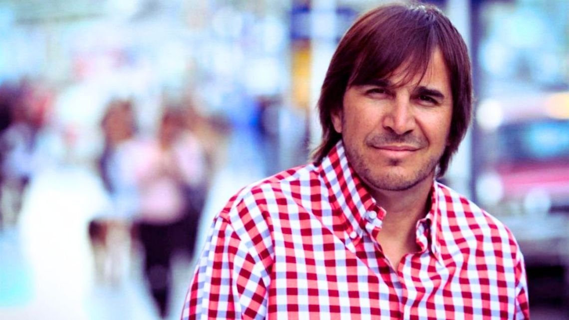 Javier Faroni logró descartar un celular cuando lo demoraron en Aeroparque