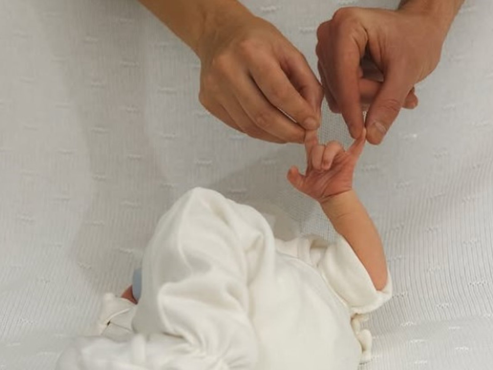 Julián Alvarez presentó a Amadeo, su primer hijo, con una foto en modo Hombre Araña que se hizo viral y recibió miles de comentarios