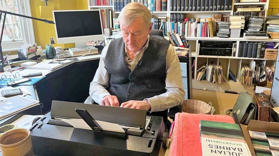 Julian Barnes se despide de la literatura con una novela sobre las despedidas