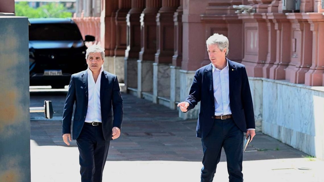 La estrategia de tasas altas y dólar quieto de Luis Caputo enfrenta un riesgo clave antes de llegar a abril