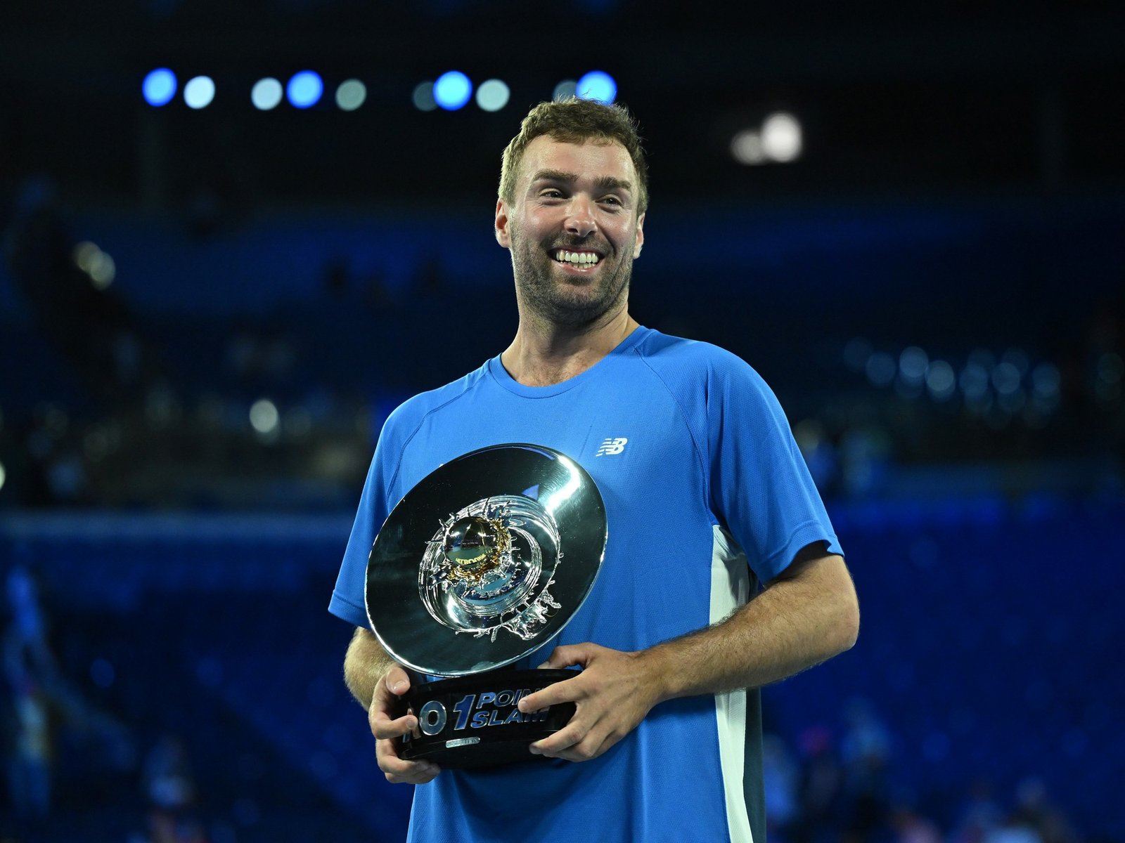 La increíble historia del tenista amateur que venció a Sinner y ganó un millón de dólares en la previa del Abierto de Australia