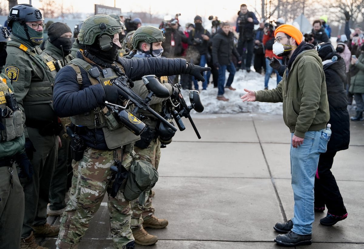 La muerte a tiros de una mujer en Minneapolis a manos de la policía migratoria del ICE eleva la tensión en Estados Unidos | Inmigración en Estados Unidos