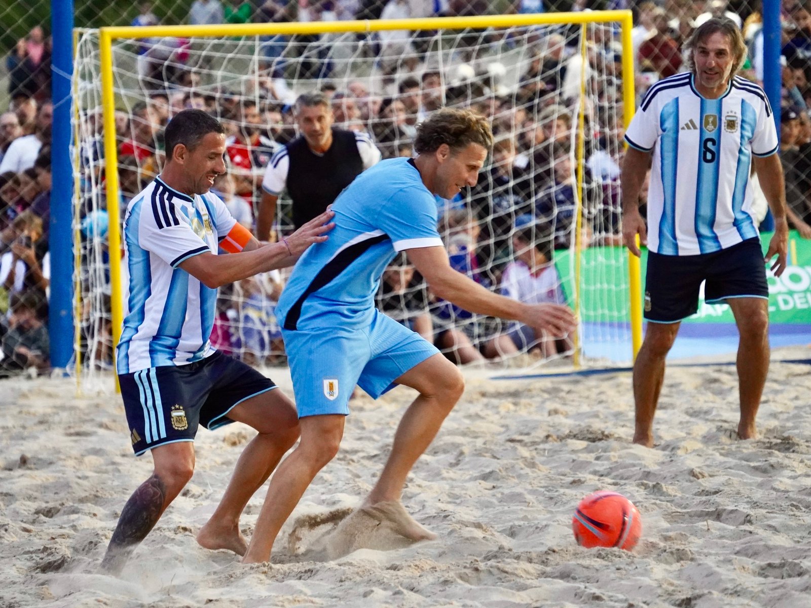 Las leyendas de Argentina sufrieron una dura derrota contra Uruguay en un desafío de fútbol playa que revivió el clásico del Río de la Plata
