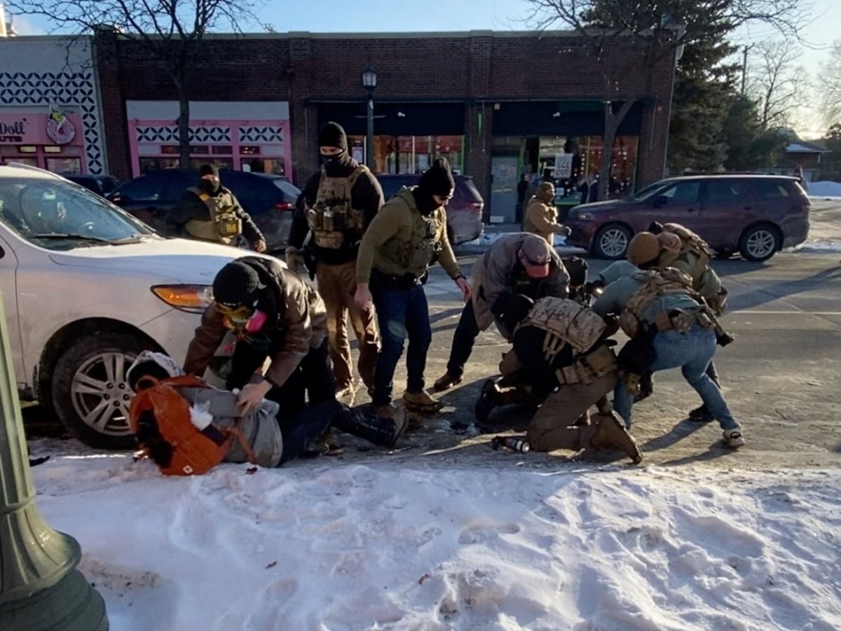 Las tres secuencias de la muerte de un hombre en Minneapolis tiroteado por el ICE