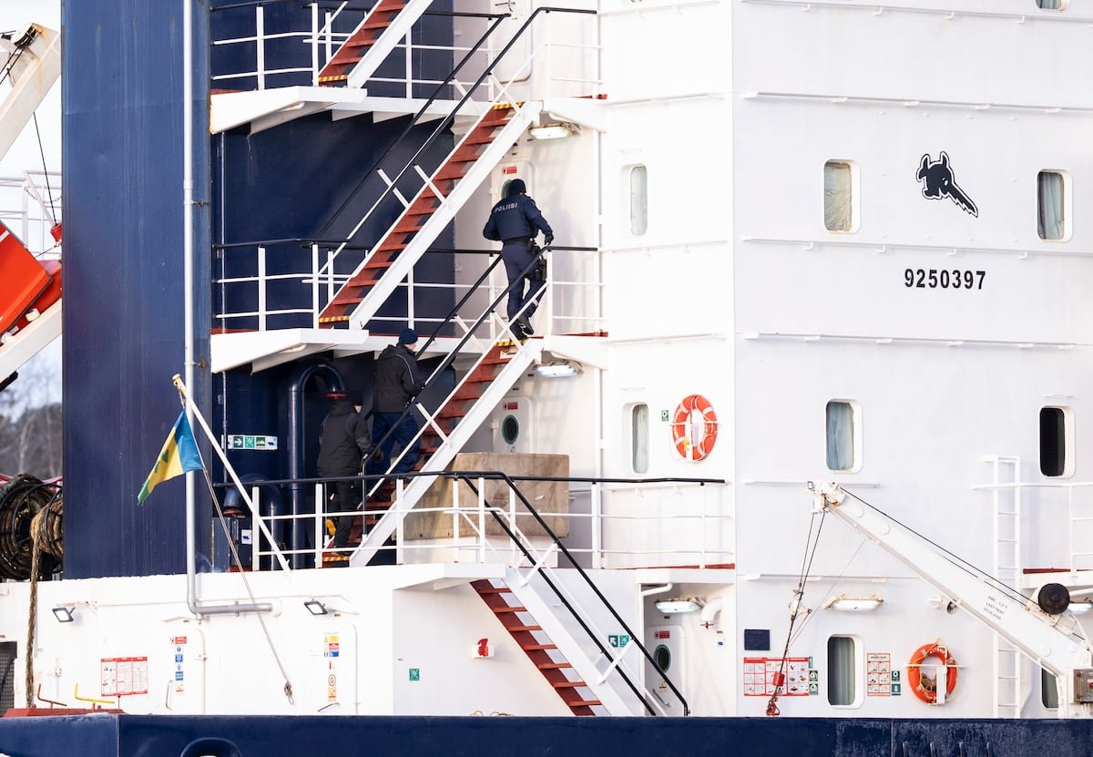 Letonia aborda un buque tras la rotura de un cable de telecomunicaciones en el mar Báltico | Internacional