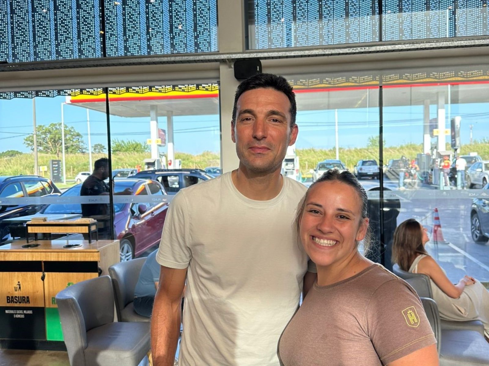 Lionel Scaloni pasó por Funes y se sacó fotos con un grupo de empleados: ¿hubo reunión con Messi? :: Olé