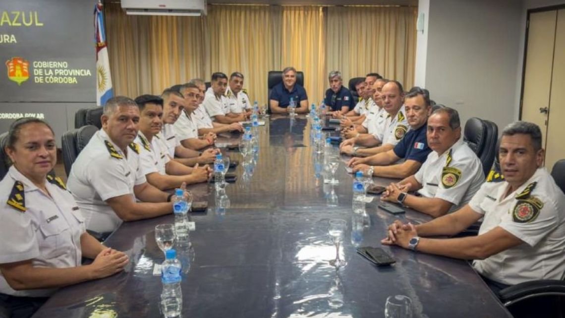 Llaryora se reunió con la cúpula de la Policía de Córdoba