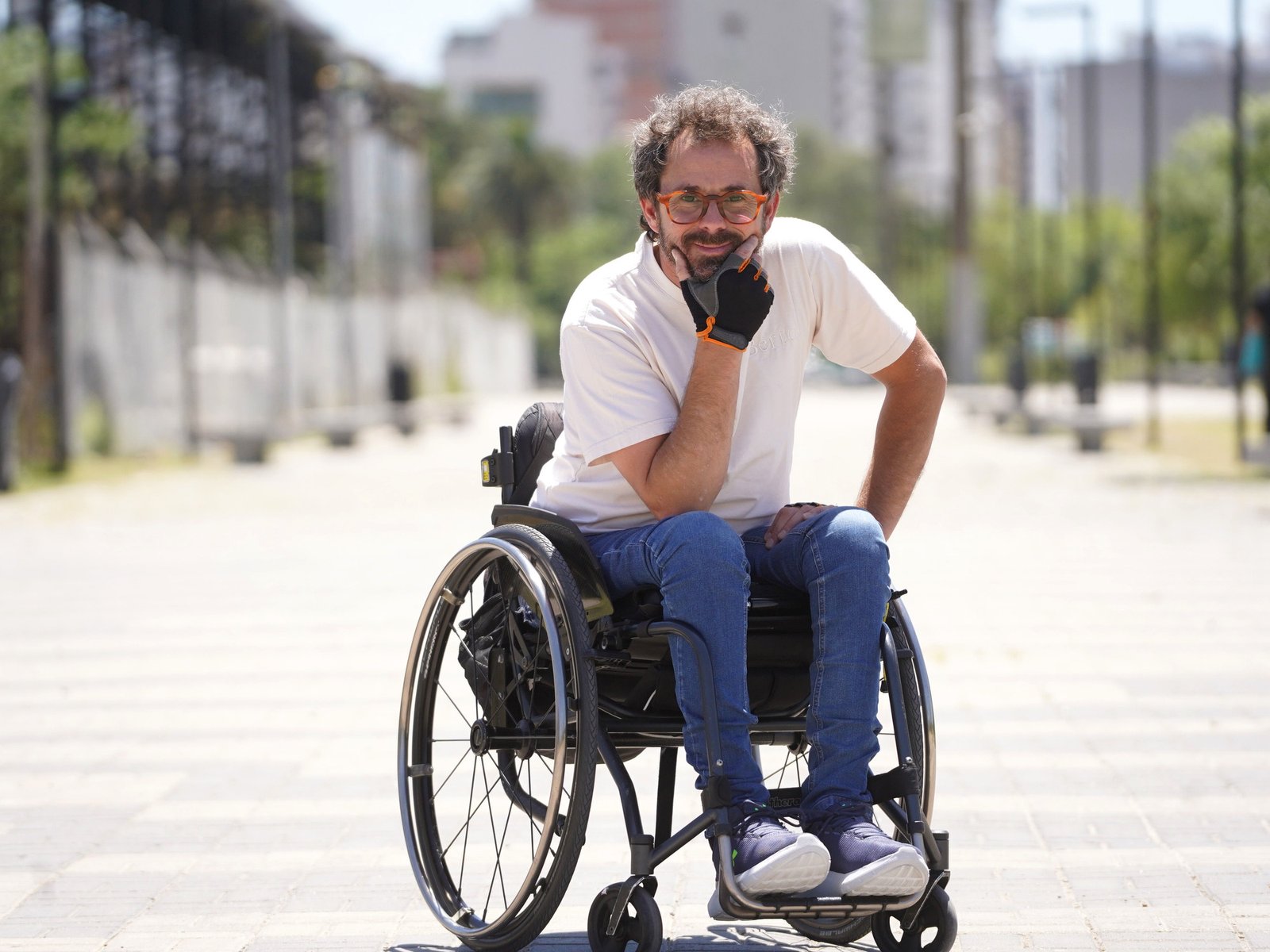 Lo balearon en un asalto, quedó en silla de ruedas y la resiliencia lo llevó a actuar en El Eternauta