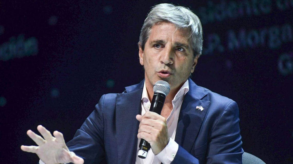 Luis Caputo salió a defender el préstamo por US$3.000 millones con críticas a la oposición: «Kukitas queridos, deuda tomaban ustedes»