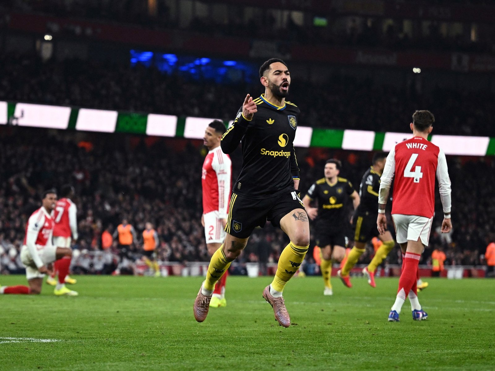 Manchester United, con Lisandro Martínez como emblema, dio el gran golpe como visitante en la Premier League y bajó al líder Arsenal