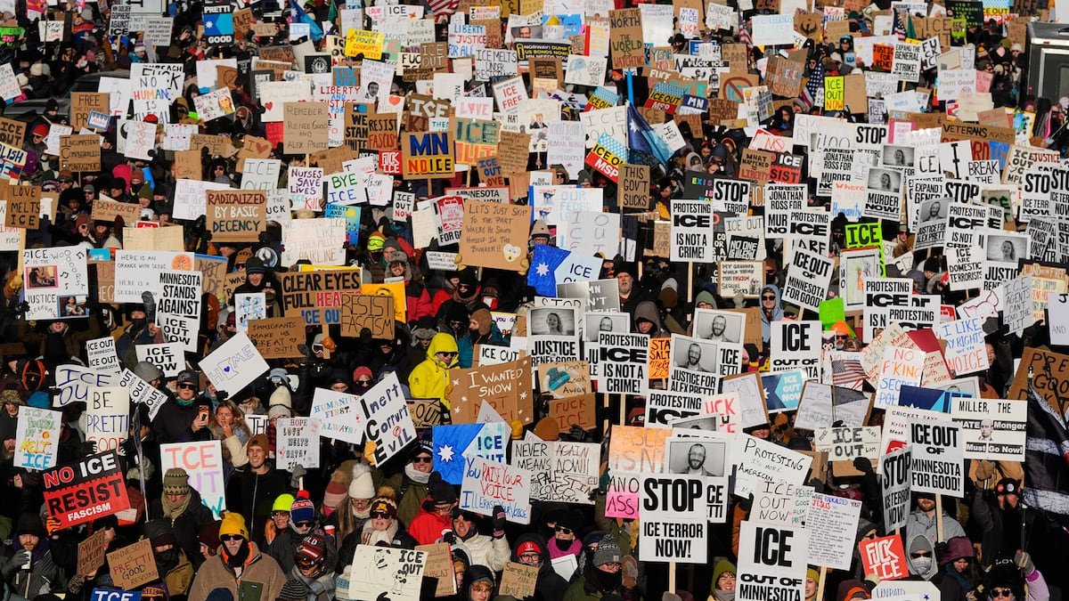 Miles de personas (y Bruce Springsteen) toman las calles de Minneapolis en una protesta contra Trump | Inmigración en Estados Unidos