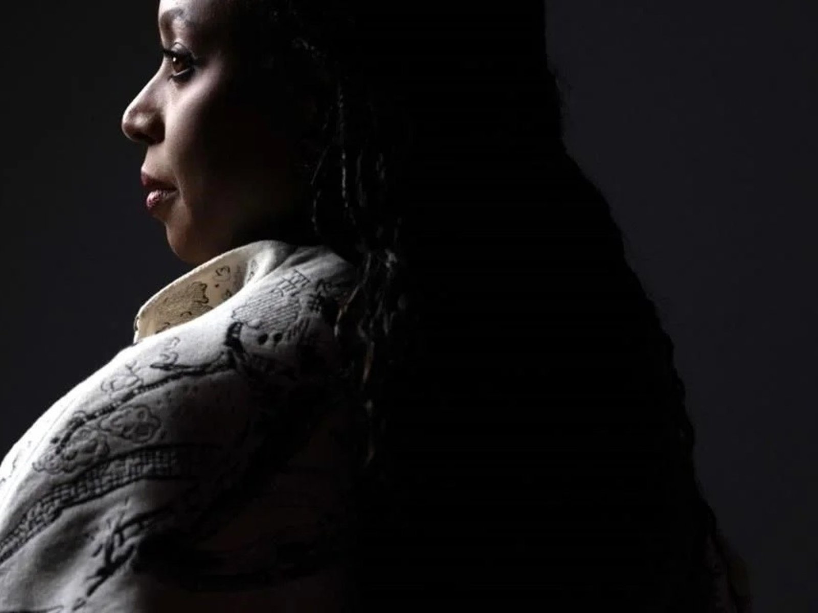 Murió el bebé de la escritora Chimamanda Ngozi Adichie y ahora investigan si fue por mala praxis