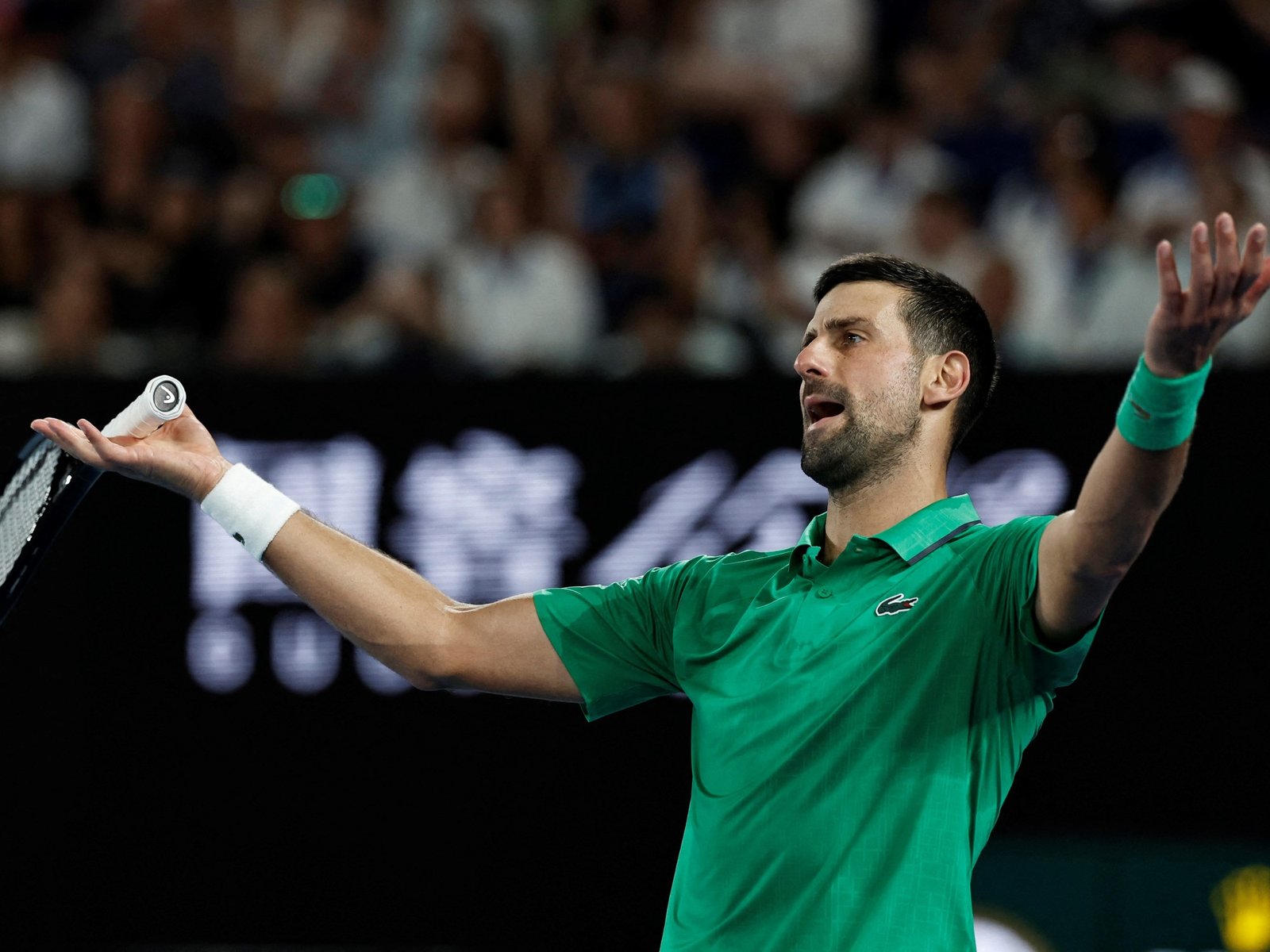 Novak Djokovic alcanzó las 400 victorias en Grand Slam, pero estuvo al borde de la descalificación por un pelotazo