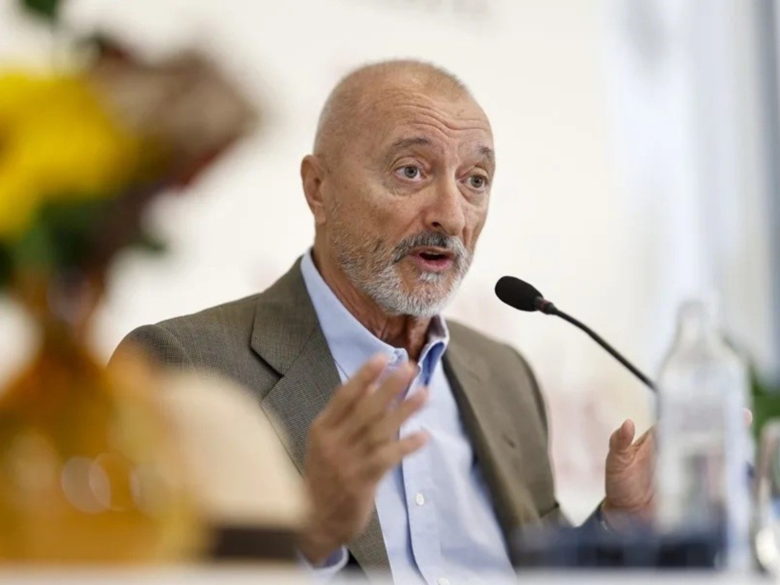 Nuevas críticas a la RAE, ahora Pérez Reverte dice que está tomada por "los talibanes del todo vale"