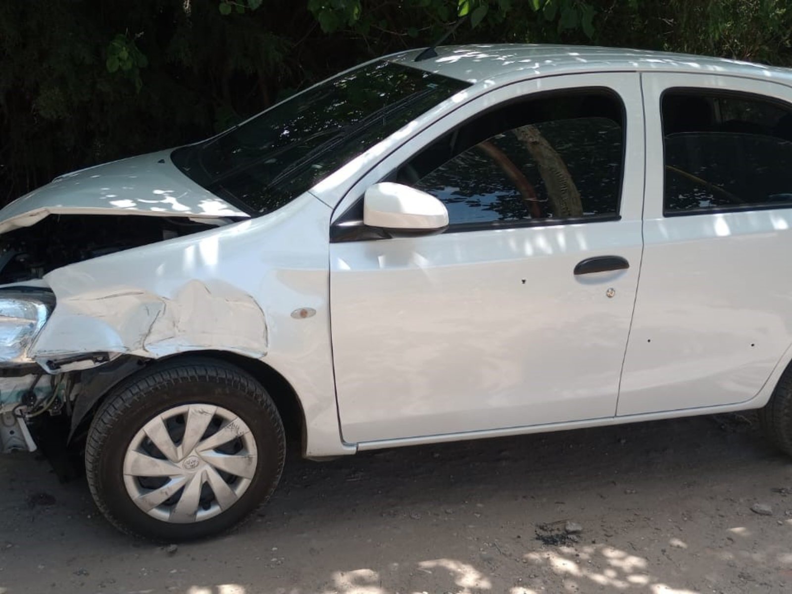 Persecución, vuelco y enfrentamiento a balazos en el medio de la calle tras el robo de un auto en Merlo