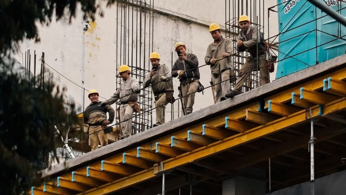 Reforma Laboral: qué dice la ley sobre empleados, contratados e indemnizaciones y qué sugiere el IERAL