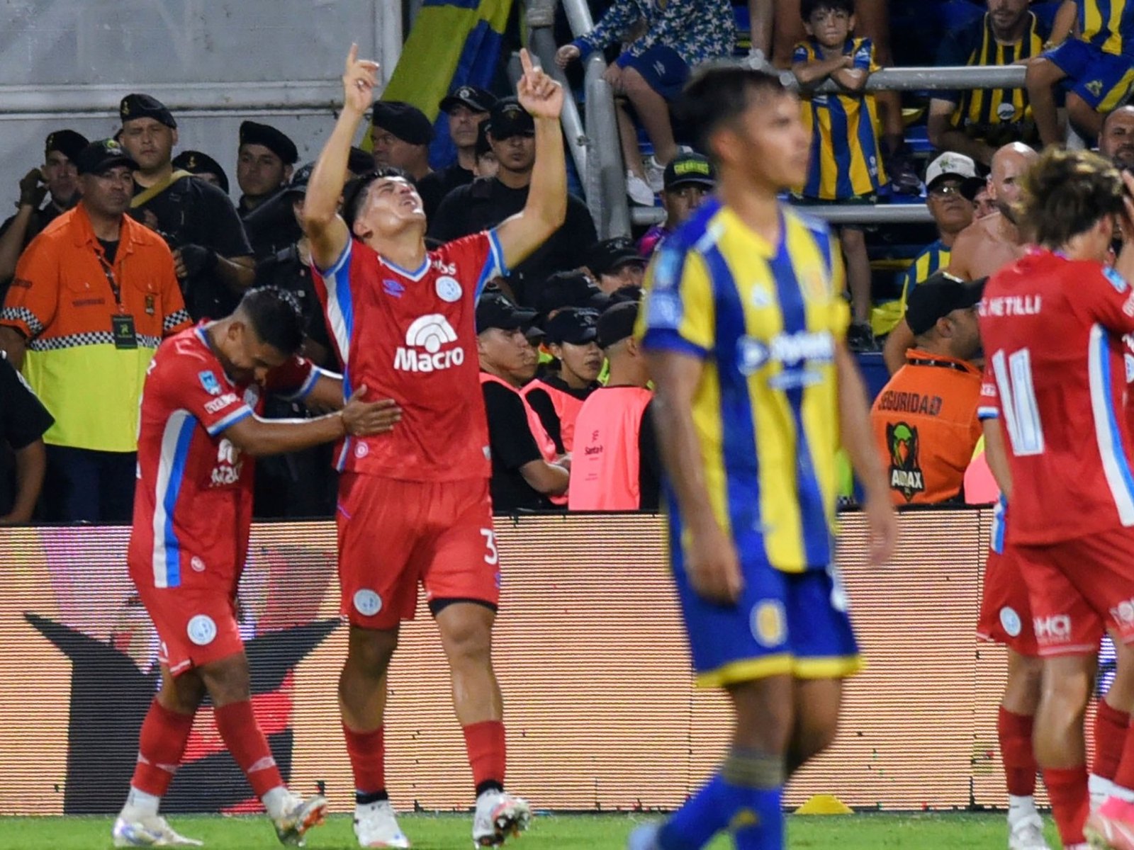 Rosario Central tuvo otro polémico penal a favor de Di María pero Belgrano se repuso en los dos minutos finales y logró un triunfazo