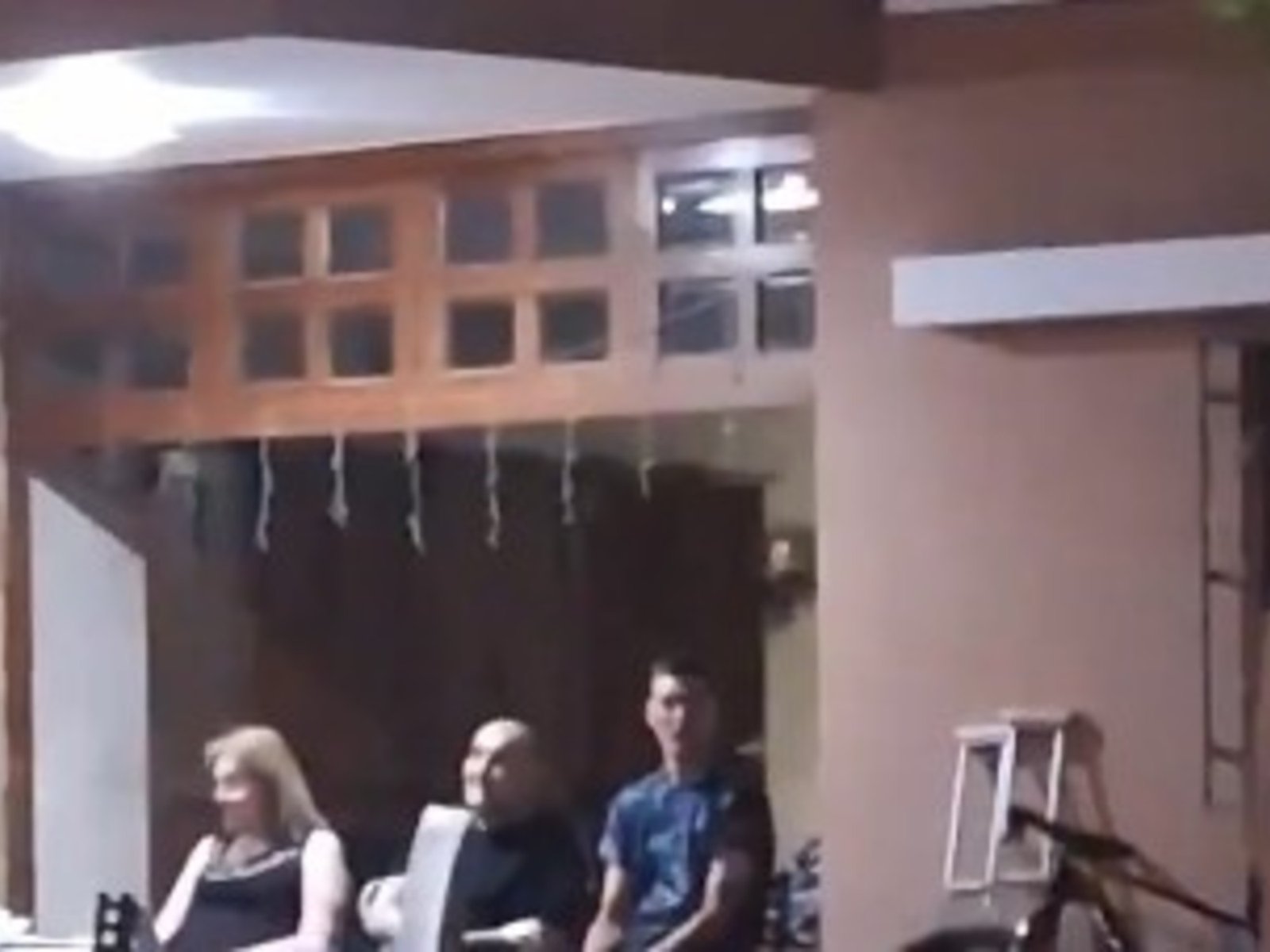 Scaloni llegó desde España y, como cualquier hijo de vecino, pasó Año Nuevo con sus padres en la vereda de su casa de Pujato