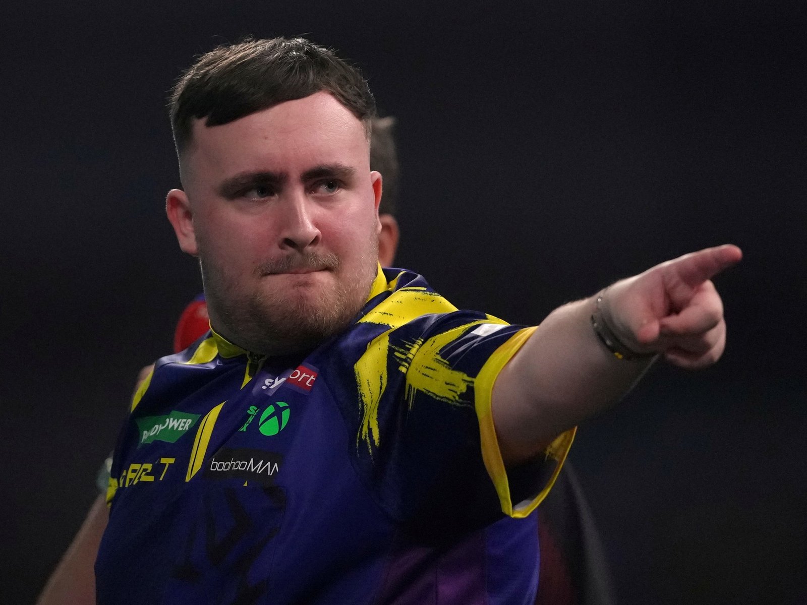 Tiene 18 años, ganó el Mundial de dardos y se llevó un millón de dólares :: Olé