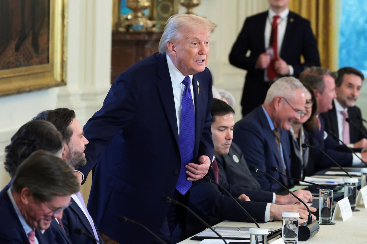 Trump insta a las petroleras a invertir 100.000 millones de dólares en Venezuela para controlar la industria | Internacional