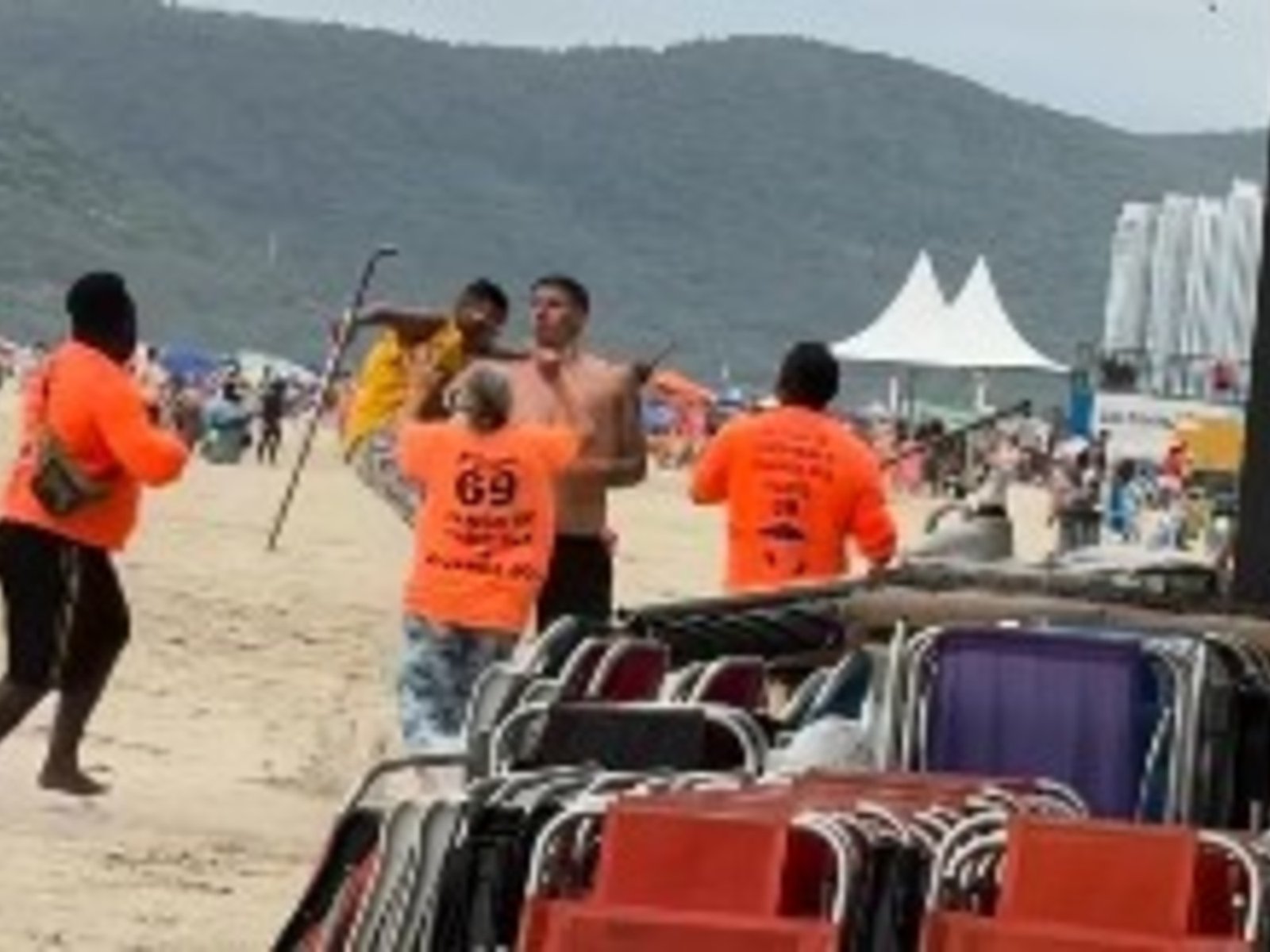 Un turista argentino sufrió una paliza de varios vendedores de choclos en una playa de Camboriú