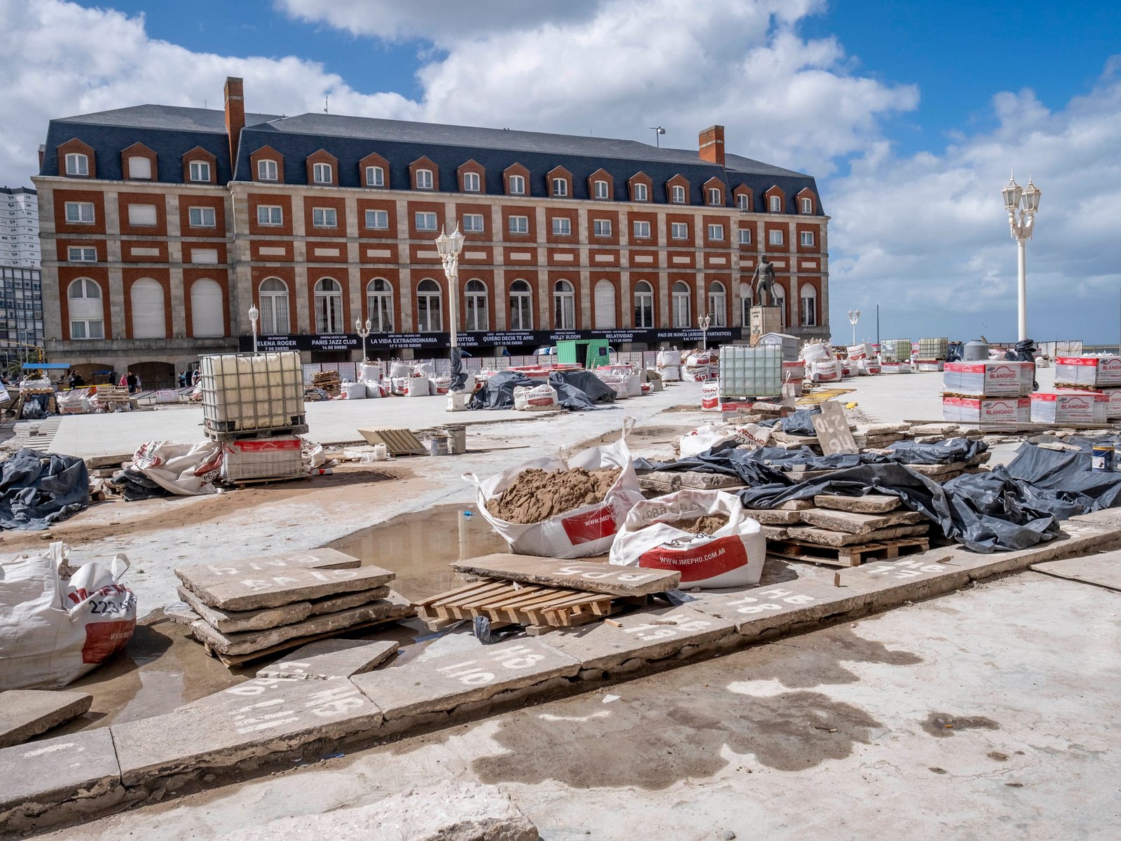 Un verano con la Rambla de Mar del Plata en obra y por qué se demora tanto la reforma