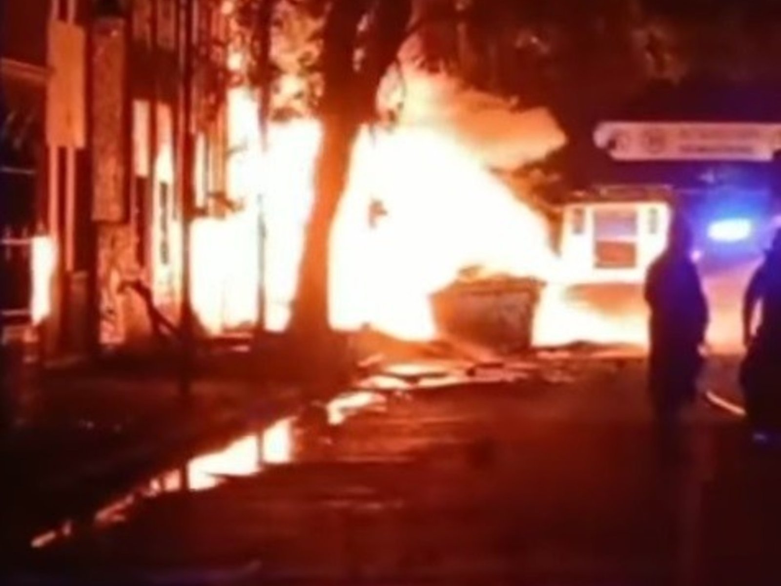 Una explosión sacudió San Fernando y desató un incendio de gran magnitud en una fábrica