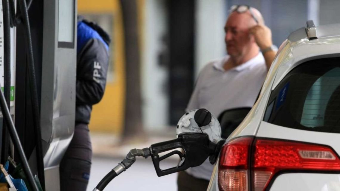 Vacaciones 2026: cuánto combustible se gasta en un viaje en auto y tips para ahorrar nafta