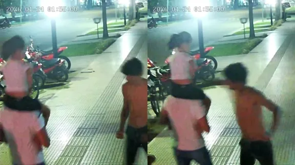 Video: un hombre fue golpeado en la calle mientras caminaba con su hija en brazos