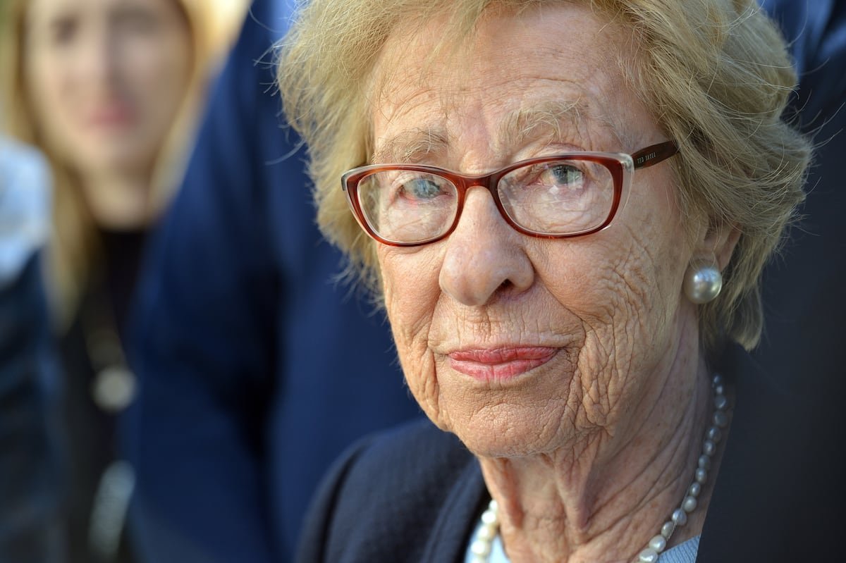 Vivió en Londres durante casi toda su vida, y viajó por el mundo para educar a los jóvenes sobre el Holocausto: Fallece a los 96 años Eva Schloss, superviviente de Auschwitz y hermanastra de Ana Frank | Internacional