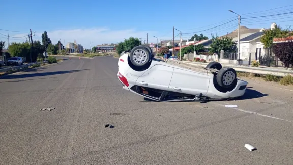 Vuelco en Km 5: un auto terminó dado vuelta en José Ingenieros y avenida del Parque