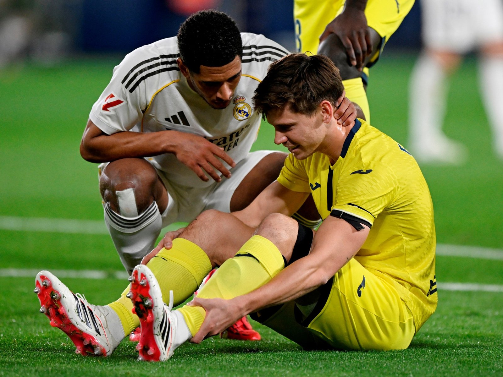 dejó la cancha y Mastantuono tuvo un gran gesto