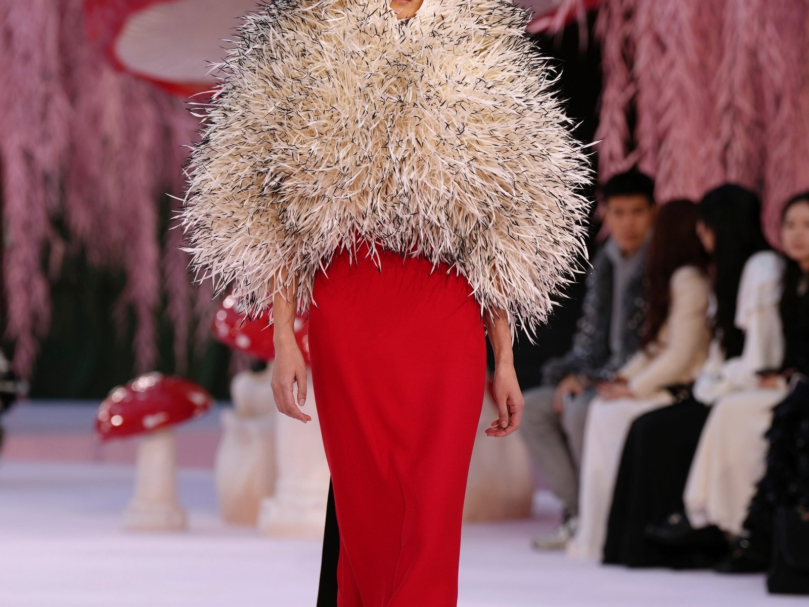 del adiós a Valentino al primer desfile 100% hecho con IA