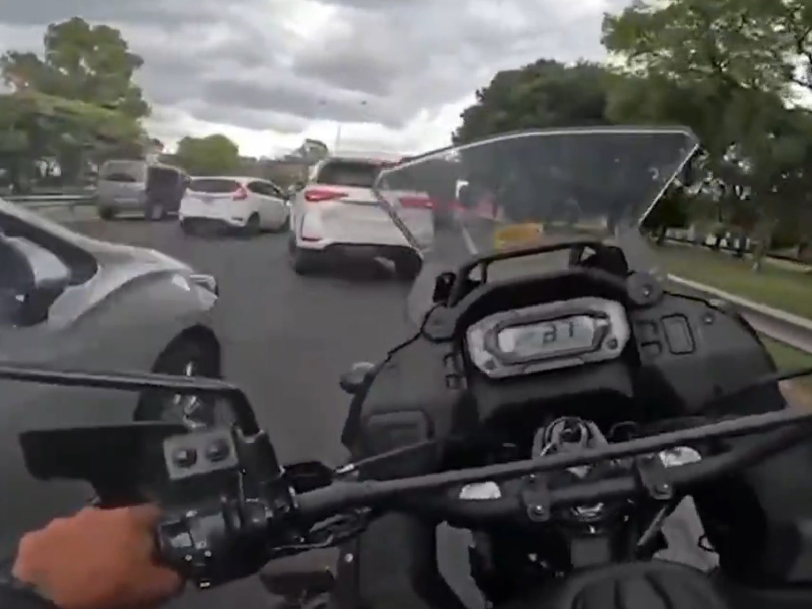 detuvieron a dos jóvenes que escapaban en una camioneta robada