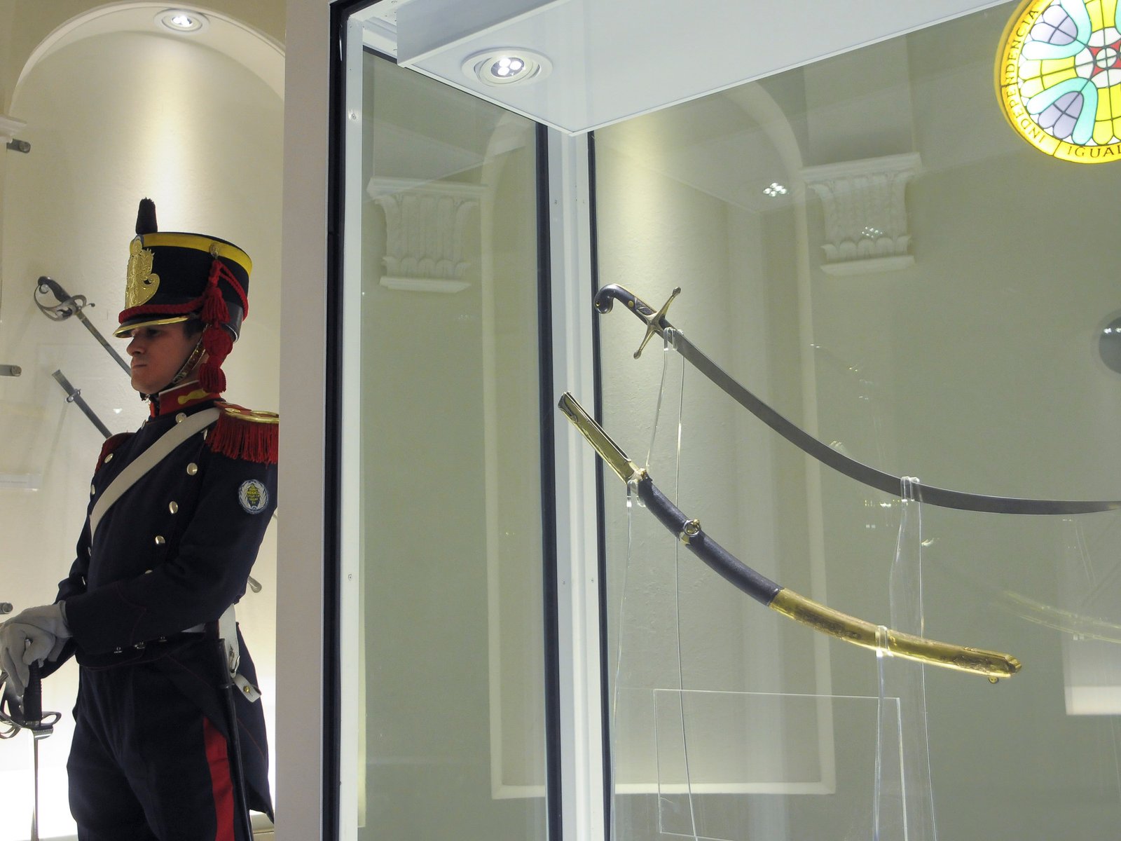 dos increíbles robos y una cápsula de vidrio blindado que lo protege ahora