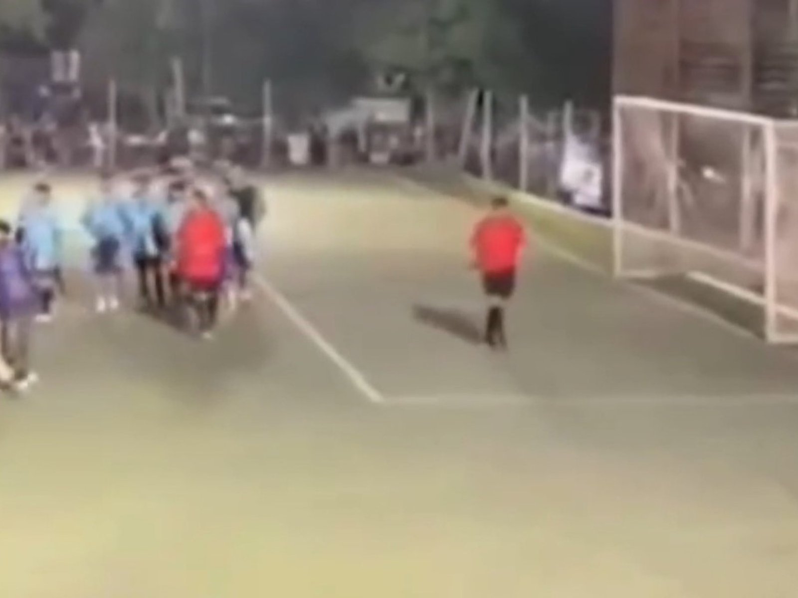 el árbitro golpeó a un hombre que lo increpó