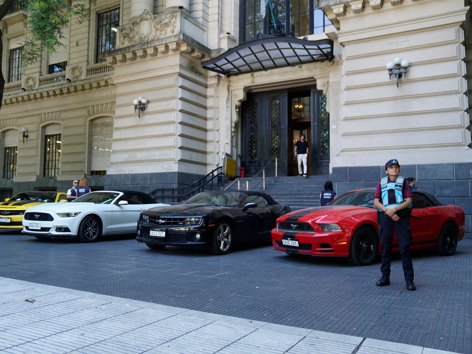 el descuido de la banda de los Mustangs y los Camaros que la dejó al descubierto