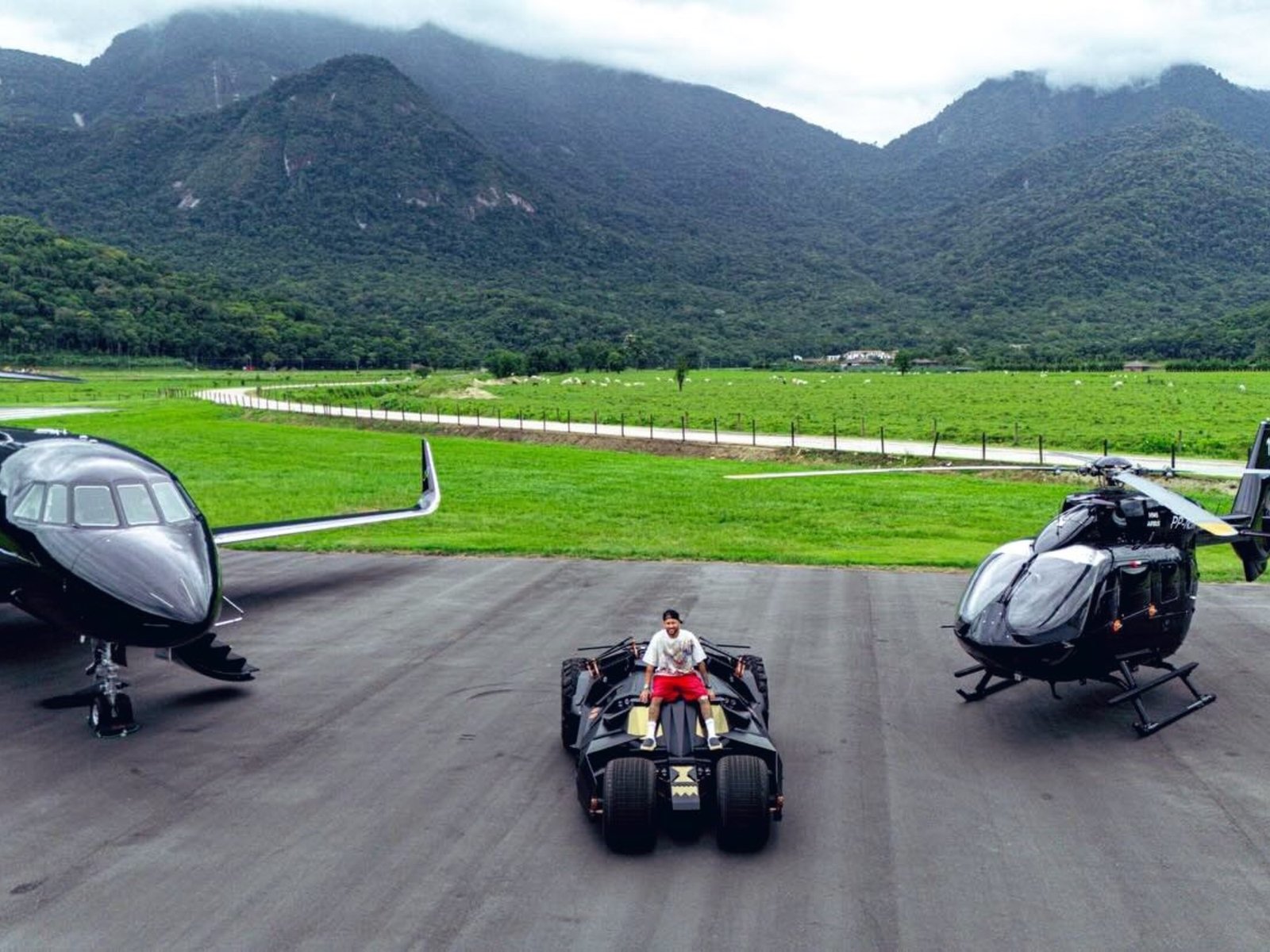 el futbolista completó con el «Tumbler» su impresionante colección de vehículos inspirados en Batman