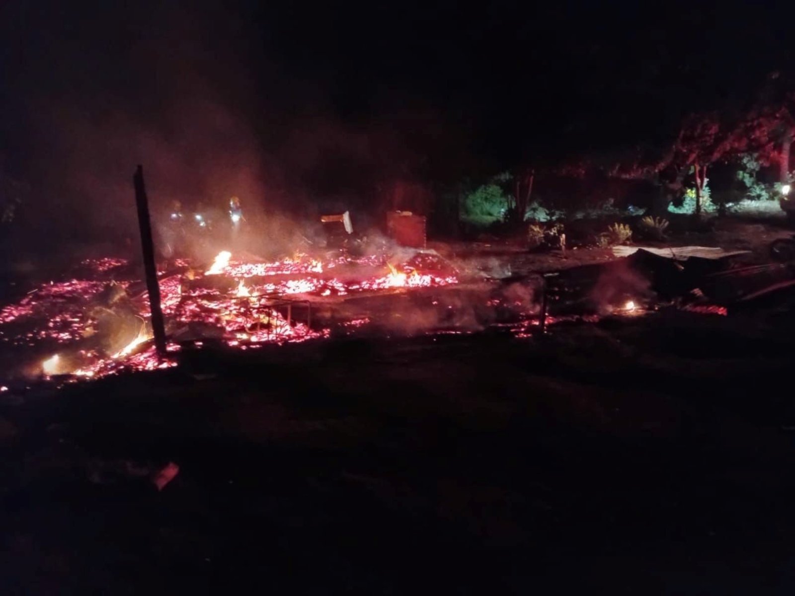 el trágico incendio que destruyó una casa y un vecino bajo sospecha