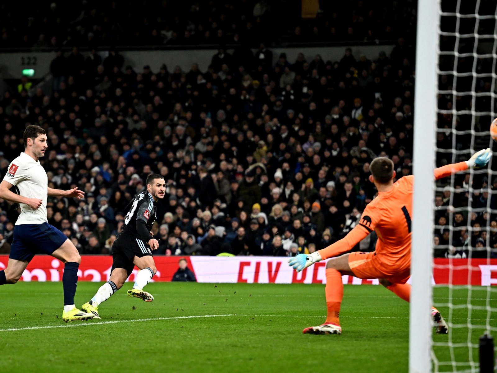gol y asistencia mágica para avanzar en la FA Cup de Inglaterra