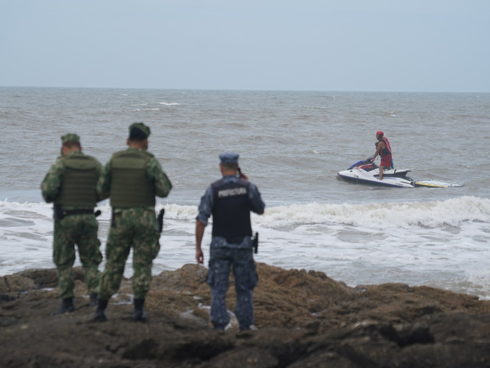 intensa búsqueda de un argentino que salió al mar en moto de agua y desapareció