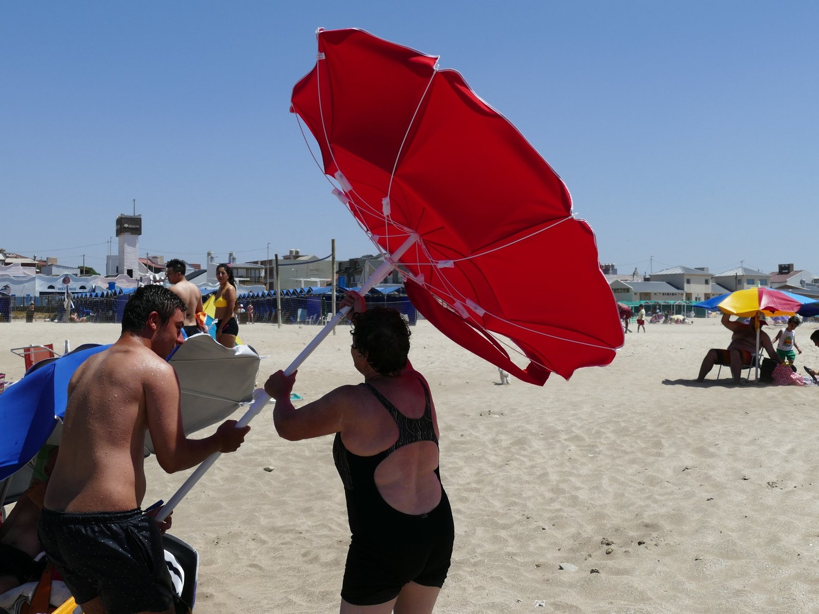 lanzan un alerta amarilla por vientos fuertes para la Costa y por tormentas severas para seis provincias