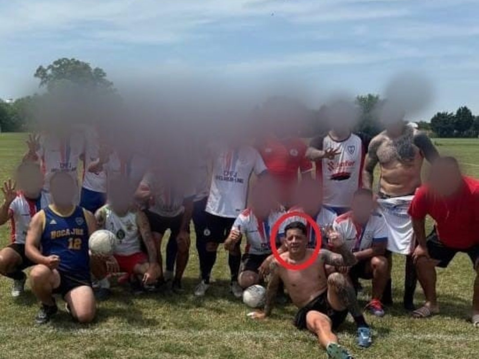 lo descubrieron por la camiseta de su equipo