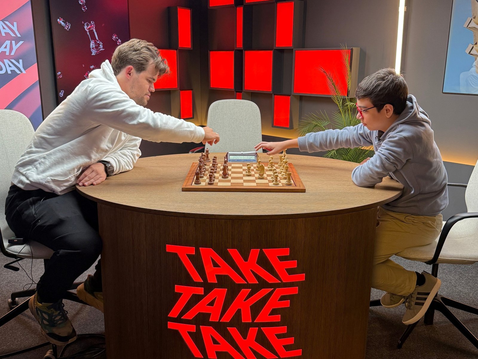 lo invitó Magnus Carlsen a Oslo, jugaron una partida y un torneo, y la comparación fue «CR7 vs. Messi»