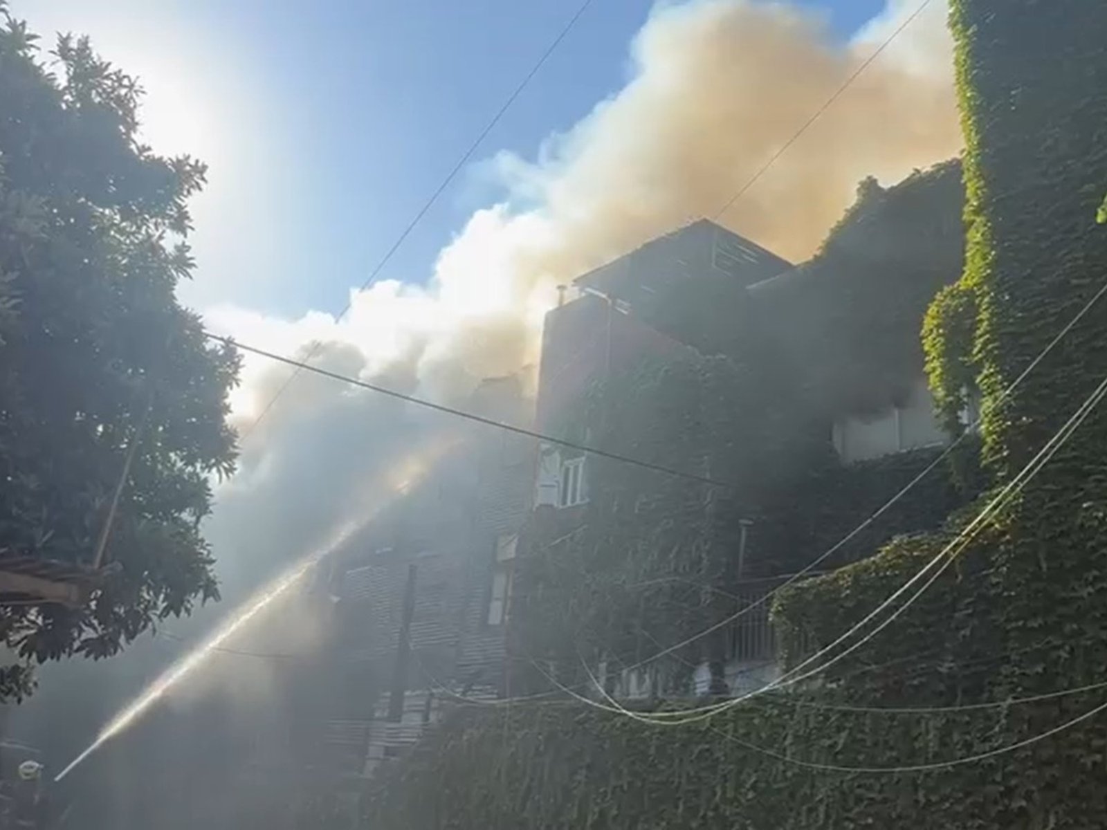 murió una mujer por el fuego en un conventillo a solo una cuadra de La Bombonera