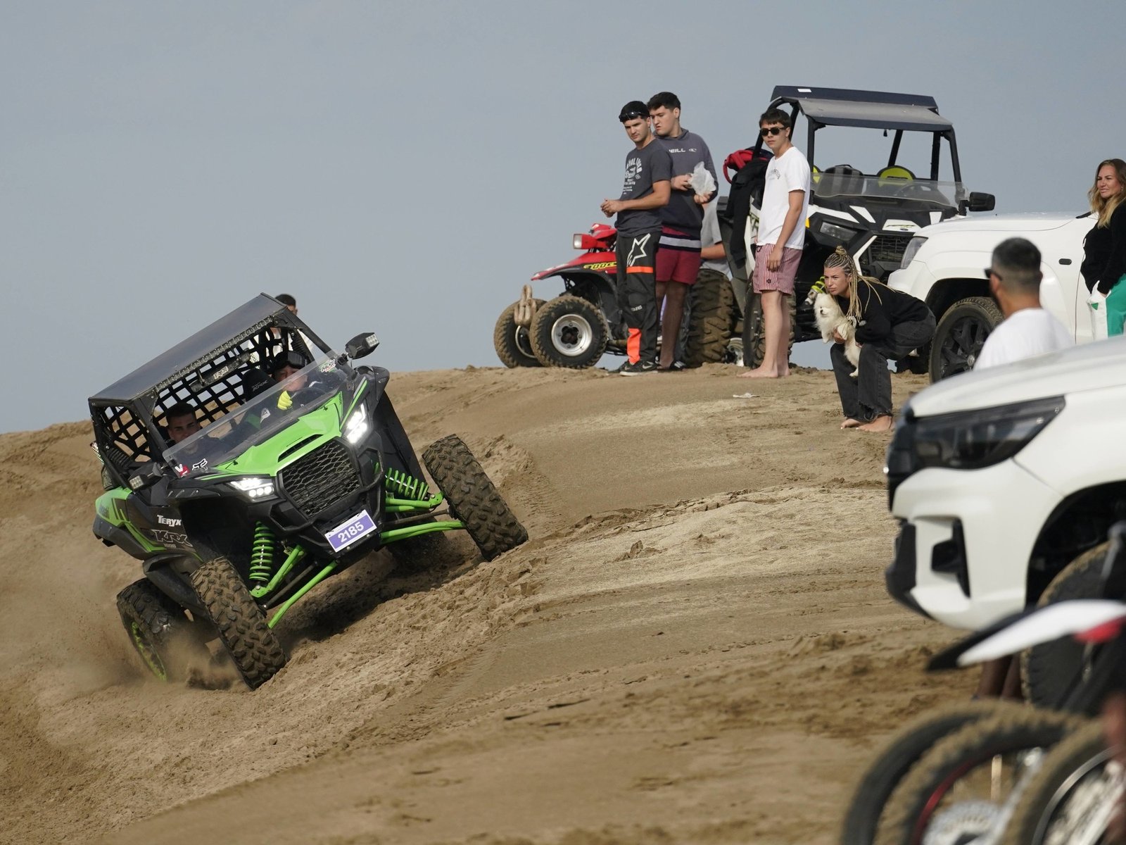 presentan un amparo para prohibir motos, cuatriciclos y 4x4 en los médanos