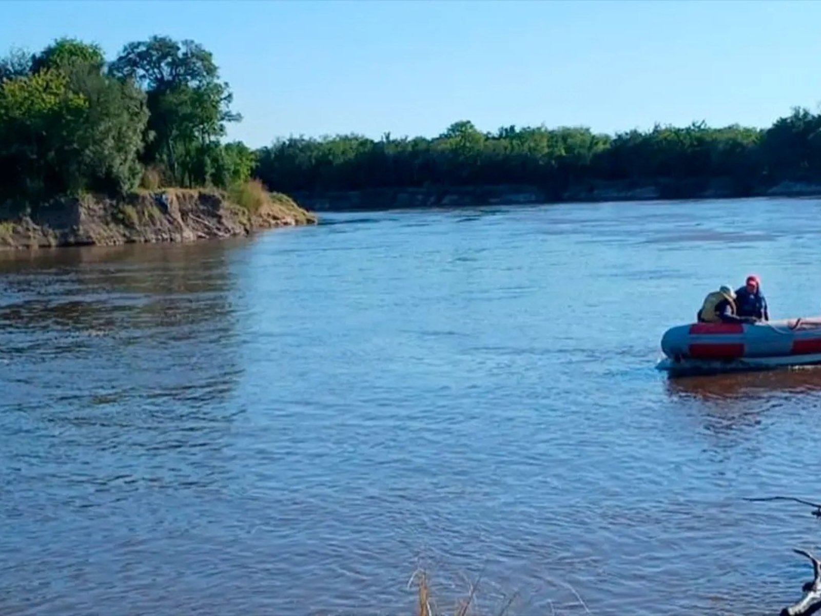pudo salvar al nene, pero los adultos fueron arrastrados por la corriente