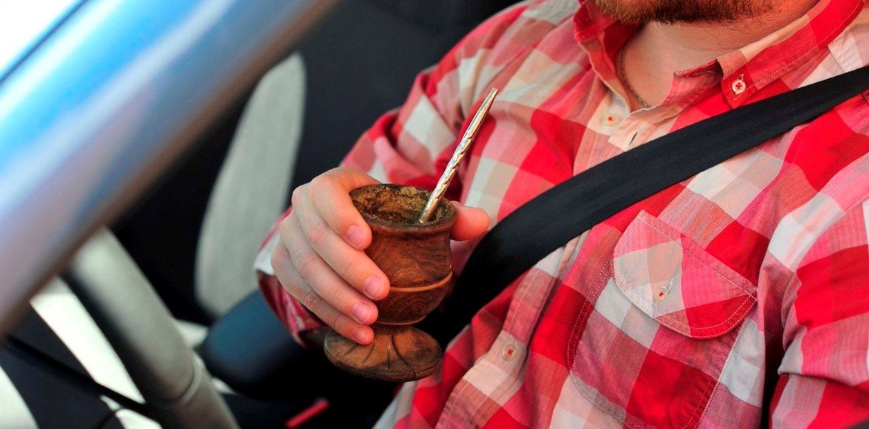 Advierten que es falso que en Mendoza se aplique multas por tomar mate al conducir: qué dice la ley provincial